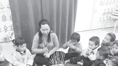 Cô giáo Pa Cô tận tâm với đồng bào