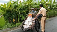 Công an trực chốt tặng cụ bà đi nhặt ve chai mì, tiền ở Kiên Giang