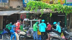 Hà Nội chính thức dừng hoạt động 'xe ôm công nghệ', shipper giao hàng