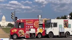 Xe tải bán đồ ăn lưu động ở Mỹ hút khách trở lại