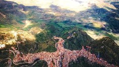 Ngôi làng có hình dáng kỳ lạ nhất thế giới ở Italia