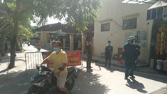 Người dân Hà Nội đi chợ bằng phiếu