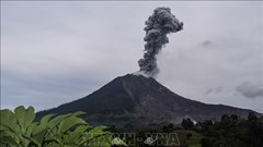 Núi lửa Sinabung tại Indonesia phun cột tro bụi cao 4.500 mét
