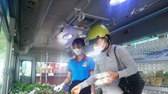 “Siêu thị di động” bằng xe buýt đem hàng tới người dân