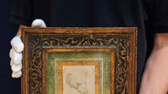 Hai mẩu giấy nhỏ nhất và... đắt nhất thế giới