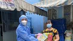 Tặng sách lan tỏa tinh thần tích cực trong các khu cách ly, phong tỏa