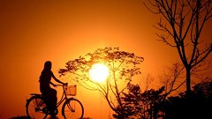 Những tình nguyện viên đạp xe phát thuốc ở Indonesia