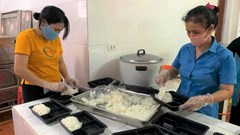 Những suất cơm ấm nghĩa tình tặng người dân ở  các điểm cách ly