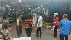 Đi chợ thời giãn cách: Đừng để ngoài chặt trong lỏng