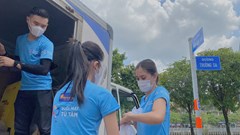 "Bà trùm hoa hậu" Phạm Kim Dung và các người đẹp  tặng 50 tấn gạo cho công nhân nghèo