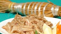 Món ăn miền Trung có tên gọi lạ, gói trong rơm khô "hút" khách sành ăn