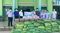 Khánh Hòa: Trao tặng nhu yếu phẩm cho lực lượng tuyến đầu chống dịch