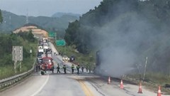 Cháy xe đầu kéo trên cao tốc Nội Bài-Lào Cai, một người tử vong