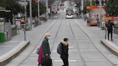 Australia: Ra đường không có lý do chính đáng sẽ bị xử phạt 3.700 USD