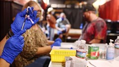 Mỹ dự kiến tiêm mũi vaccine tăng cường cho người dân