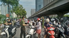 Người dân Hà Nội ra đường vẫn còn tương đối đông