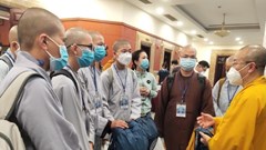 “Cởi áo cà sa khoác áo blouse trắng phòng, chống dịch”