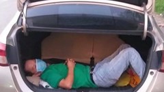 Nam thanh niên trốn trong cốp xe ôtô để thông chốt kiểm dịch