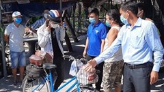 Nam thanh niên đi bộ về quê được bà con Quảng Nam tặng tiền, xe máy