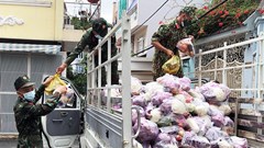 “Bộ đội Cụ Hồ” mang thực phẩm thiết yếu đến tận nhà người dân