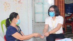 Đi tận ngõ, gõ tận nhà trao tiền hỗ trợ