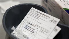 New York: Hai phụ nữ bị cáo buộc bán thẻ tiêm chủng giả mạo