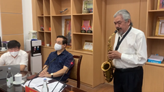 Nghệ sĩ Quyền Văn Minh biểu diễn kèn tặng các bác sĩ tuyến đầu qua Hệ thống Teleheath