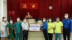 15 nghệ sĩ  của "Cảm ơn những điều phi thường” tặng kinh phí và hiện vật cho 86 cơ sở y tế