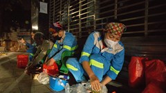 Trong khó khăn càng ấm áp tình người...