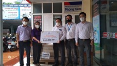 Doanh nghiệp trao tặng ngành y tế Quảng Bình nhiều thiết bị xét nghiệm Covid-19