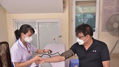 Người dưới 60 tuổi, không có bệnh nền không cần đo huyết áp trước khi tiêm vắc xin Covid-19