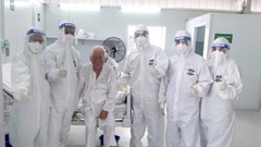 “Ông ngoại 83 mùa xuân” khỏi bệnh Covid-19 về với gia đình