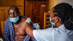 IMF, Ngân hàng Thế giới kêu gọi cung cấp thêm vắcxin cho các nước nghèo