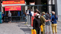 Người Hà Nội xếp hàng mua bánh Trung Thu tại trường tiểu học