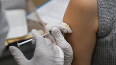 Vắcxin ngừa Covid-19 ít hiệu quả hơn với người lớn tuổi, người hút thuốc và uống rượu