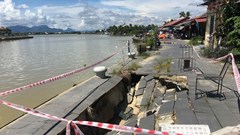 Sụt lún đoạn kè ven sông, nhà dân trong khu phố cổ Hội An lo lắng