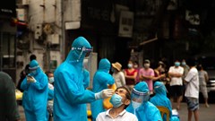 Cần chính sách bền vững cho lực lượng tuyến đầu chống dịch