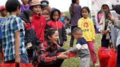 “Nàng hậu” tặng sách cho trẻ em vùng cao