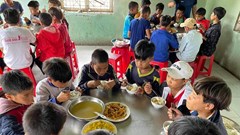 Học sinh DTTS bị cắt chính sách hỗ trợ: Làm gì để giữ những bước chân đến trường?