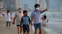 Sau gần ba tháng “cấm túc”, người dân Đà Nẵng thỏa thích tắm biển