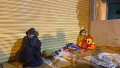 Đi xe máy về quê, thai phụ chuyển dạ dọc đường trong đêm mưa