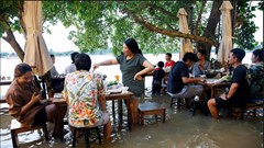 Nhà hàng Thái Lan gây sốt vì để khách ngồi ăn giữa nước lũ