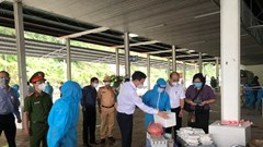 Đà Nẵng hỗ trợ người dân qua hầm Hải Vân về quê trong mưa gió