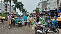 Bát nháo chợ tự phát bên ngoài chợ đầu mối ở TP.HCM