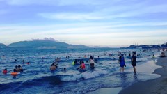 Khánh Hòa: Cho phép người dân, du khách vùng xanh được đi tắm biển