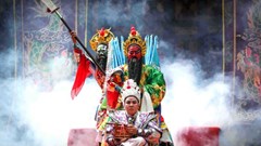 Sân khấu chờ ngày sáng đèn: Gập ghềnh bao nỗi lo toan