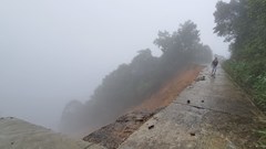 Đường lên Vườn quốc gia Bạch Mã bị sạt lở nghiêm trọng