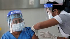 Sri Lanka tiêm mũi tăng cường vắc xin ngừa Covid-19 cho nhân viên du lịch