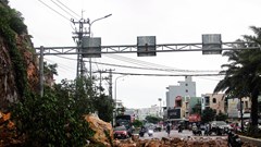 Sạt lở núi Bà Hoả làm 3 người bị thương