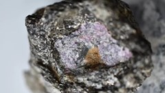 Phát hiện dấu hiệu của sự sống được “cất giấu” trong viên ruby 2.5 tỷ năm tuổi